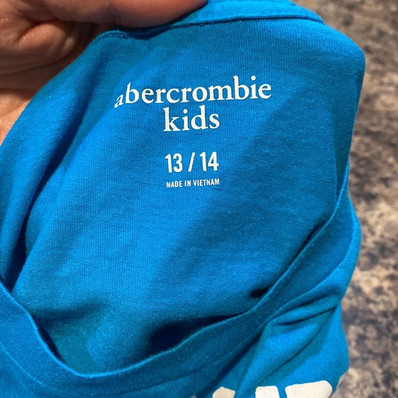 Boy’s Abercrombie t-shirt size 13/14 only worn once - Picture 2 of 3